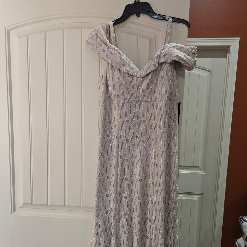 Chic Off-Shoulder Maxi Dress in Cream